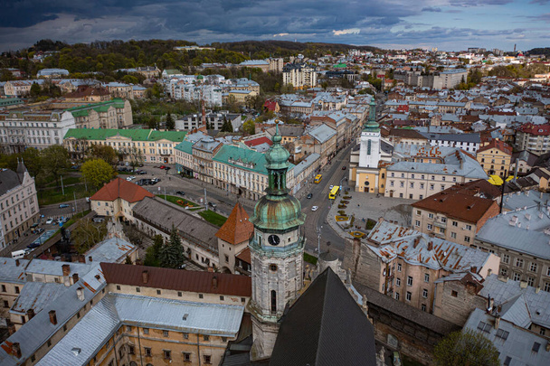 Lviv, Ukraine - 1. Mai 2021: Luftaufnahme der Bernhardinerkirche in Lviv von der Drohne - Foto, Bild