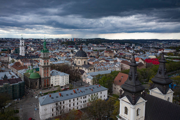 Lviv, Ucrania - 1 de mayo de 2021: Vista aérea sobre la Dormición, la iglesia dominicana y carmelita en Lviv, Ucrania desde el dron - Foto, Imagen