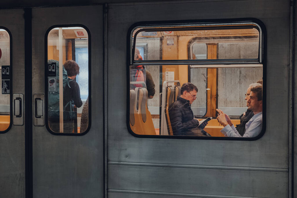 Bruxelas, Bélgica - 16 de agosto de 2019: Vista através da janela de pessoas dentro da carruagem do metrô de Bruxelas. Composta por quatro linhas de metro e três linhas de pré-metro, serve grande parte da Região Bruxelas-Capital. - Foto, Imagem