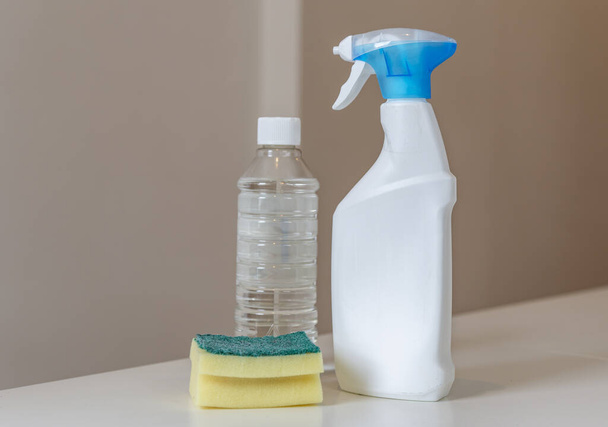 A closeup shot of cleaning products on the table - Foto, afbeelding