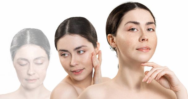 Le résultat avant et après la chirurgie plastique. Trois portraits d'une femme caucasienne montrant les stades de rajeunissement. Fond blanc. - Photo, image