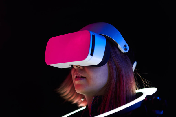 Mulher está usando fone de ouvido realidade virtual. - Foto, Imagem