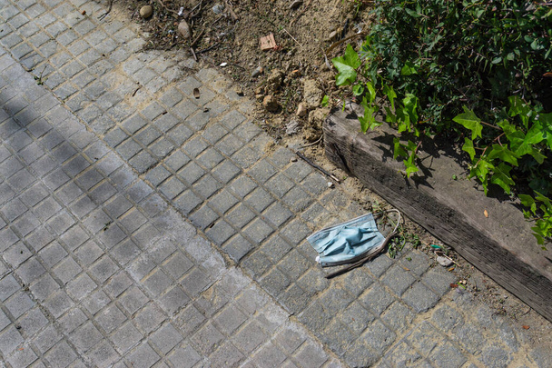 Máscara protetora azul no chão da calçada - Foto, Imagem