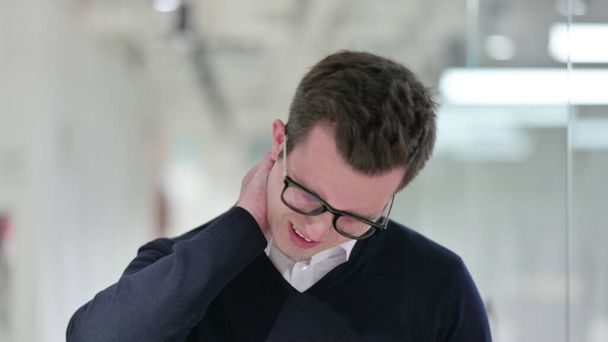 Empresario joven estresado que tiene dolor de cuello - Foto, Imagen