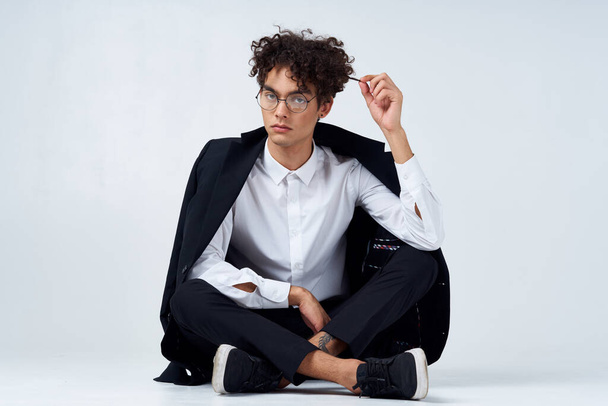üzletember öltönyben fekete blézer szemüveg divat stúdió - Fotó, kép