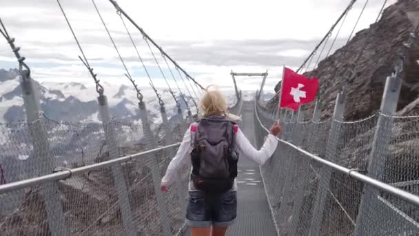 Titlis Mount asma köprüsündeki kadın - Video, Çekim