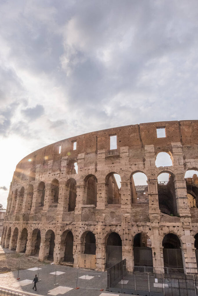 Όμορφη θέα της Ρώμης στην Ιταλία. Τα αρχαία ιστορικά ερείπια, διάσημα μνημεία, σοκάκια και δρόμοι της πόλης. Αρχιτεκτονικό ορόσημο του δυτικού πολιτισμού. Τέλειος ταξιδιωτικός προορισμός. Σπίτι μοναδικών αρχιτεκτονικών θησαυρών όπως το Κολοσσαίο,  - Φωτογραφία, εικόνα