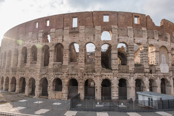 Kaunis näkymä Roomaan Italiassa. Muinaiset historialliset rauniot, kuuluisat monumentit, kujat ja kaupungin kadut. Länsimaisen kulttuurin arkkitehtoninen maamerkki. Täydellinen matkakohde. Ainutlaatuisten arkkitehtonisten aarteiden, kuten Colosseumin koti,  - Valokuva, kuva