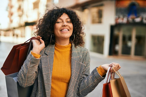 Jonge Spaanse vrouw gaat winkelen in de stad. - Foto, afbeelding