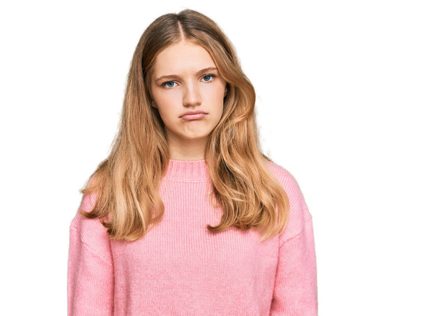 Gyönyörű fiatal kaukázusi lány visel alkalmi téli pulóver depressziós és aggódni a szorongás, sír dühös és fél. szomorú kifejezés.  - Fotó, kép