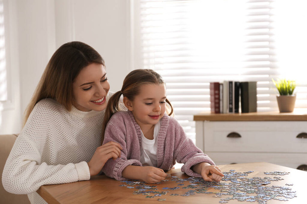 Donna e sua figlia che giocano con i puzzle a casa - Foto, immagini