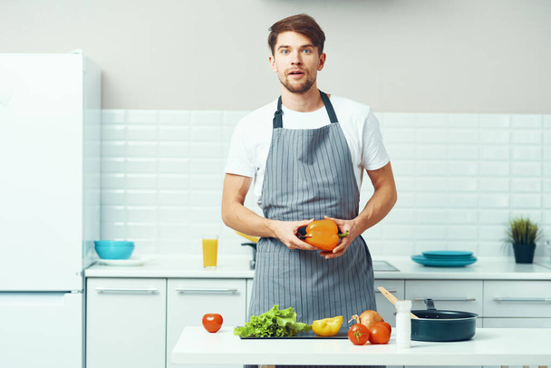 чоловік у фартуховому шеф-кухарі приготування їжі кухонний рецепт
 - Фото, зображення