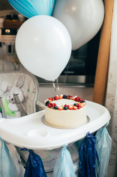 Торт на день народження, прикрашений літніми ягодами. Смачний веганський десерт без глютену, цукру, лактози
 - Фото, зображення