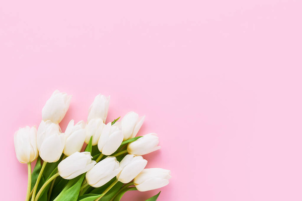 ピンクのチューリップの花はピンクの背景に花束、選択的な焦点。母の日お祝いのコンセプト. - 写真・画像
