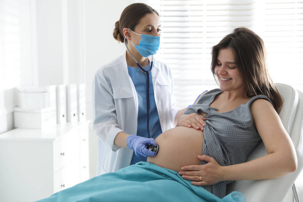 Lékař vyšetřuje ženu před porodem dítěte v porodnici - Fotografie, Obrázek