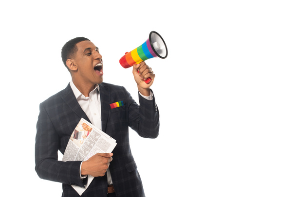 Αφροαμερικάνος επιχειρηματίας που ουρλιάζει σε χρώματα lgbt μεγάφωνο απομονωμένο στα λευκά - Φωτογραφία, εικόνα