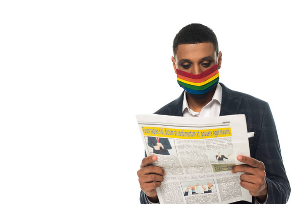 Афріканський американський бізнесмен в яскравих кольорах маску безпеки газету ізольовано на білому - Фото, зображення