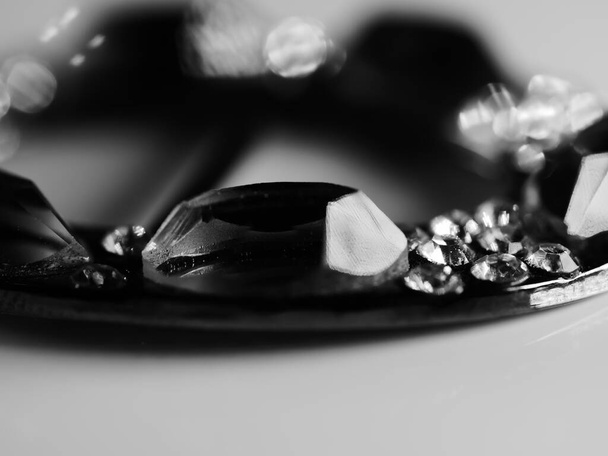 Broszka z perłami wyizolowana na czarno, z diamentami, ostrość selektywna, DOF, makro, na białym tle - Zdjęcie, obraz