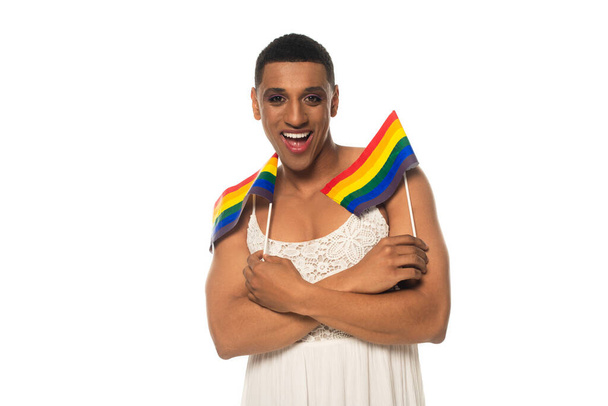 fröhliche afrikanisch-amerikanische Transgender-Frau in Uniform mit lgbt-Fahnen auf weißem Grund - Foto, Bild
