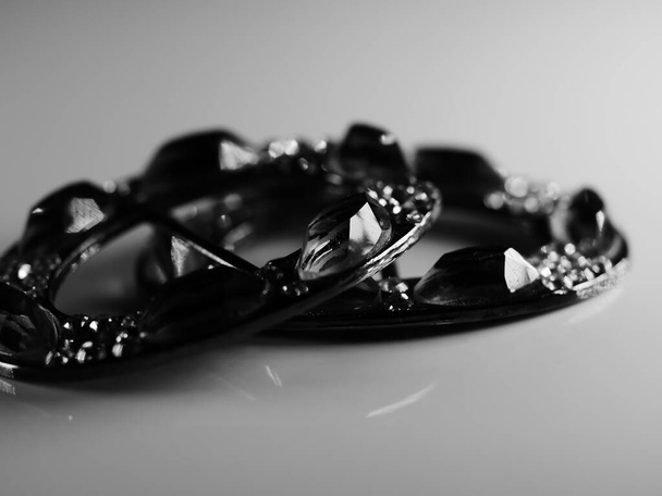 Spilla con perle isolate su sfondo nero, con diamanti, messa a fuoco selettiva, DOF, macro, su sfondo bianco - Foto, immagini