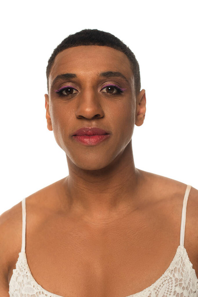 Afryki amerykański transseksualista z makijaż patrząc na aparat odizolowany na biały - Zdjęcie, obraz