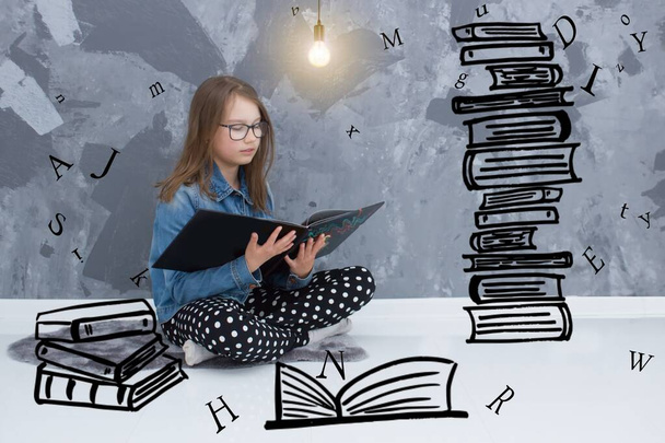本や手紙の山の中で十代の女の子.若い女の子は本を読んで.彼女は本の山に囲まれている。予約日. - 写真・画像