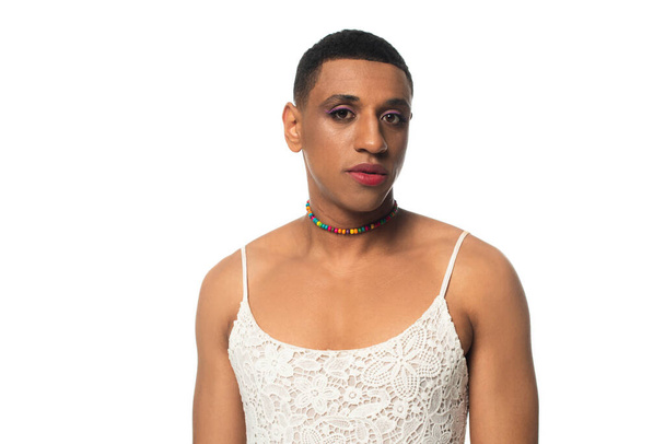 afro-américain transgenre homme en robe de soleil et maquillage regardant caméra isolé sur blanc - Photo, image