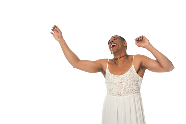 riéndose afroamericano transgénero hombre en vestido de baile aislado en blanco - Foto, imagen
