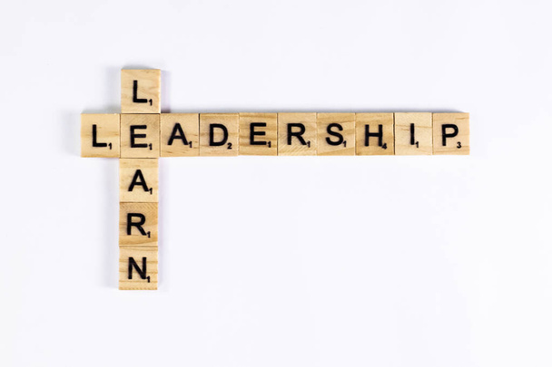 Topvisie van leren en leiderschap woorden gemaakt om elkaar te kruisen ot - Foto, afbeelding