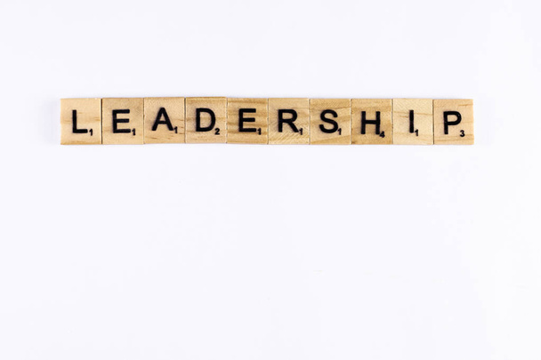 Visão superior da palavra de liderança feita usando chips de madeira em um b branco - Foto, Imagem