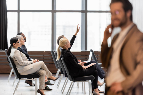 Interracial üzletemberek ül konferenciateremben közelében elmosódott üzletember  - Fotó, kép