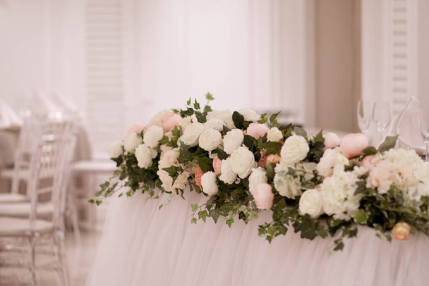 Table principale à une réception de mariage avec de belles fleurs fraîches - Photo, image