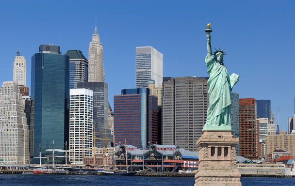Statue historique de la Liberté contre l'impressionnante skyline de New York
. - Photo, image