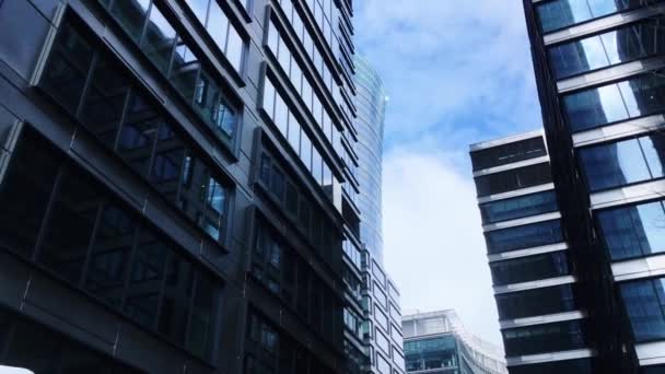 Edifício de escritórios corporativos no distrito financeiro, arranha-céus modernos no centro da cidade, negócios imobiliários comerciais e arquitetura contemporânea - Filmagem, Vídeo