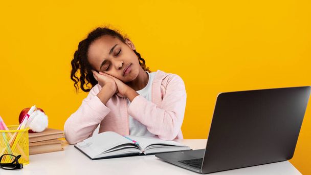 Cansado negro chica sentado en escritorio y durmiendo - Foto, Imagen