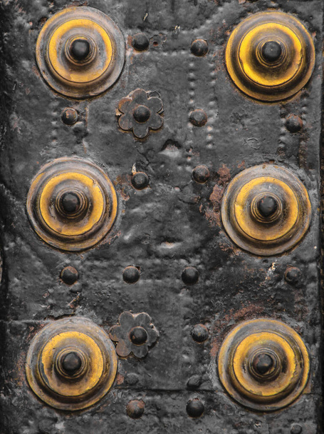 Porta bonita e Vintage com ornamentos guarnição e detalhes de metal forjado na igreja de Santa Maria em Elche, Espanha - Foto, Imagem