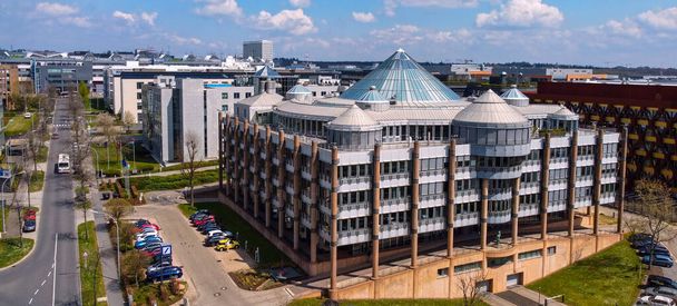 Deutsche Bank Building in Luxemburg financial district - LUXEMBURG CITY, LUXEMBURG - APRIL 30, 2021 - Foto, afbeelding