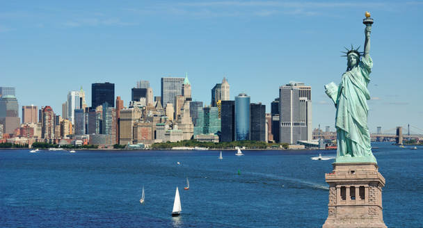 standbeeld van vrijheid en de new york city skyline - Foto, afbeelding