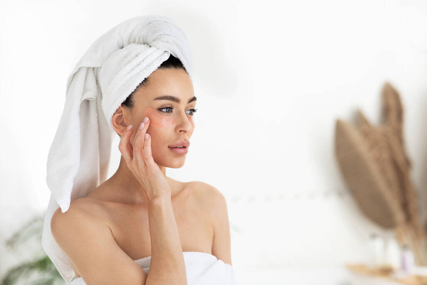 Tratamento e restauração da pele sensível, anti rugas sob os olhos e cuidados anti-envelhecimento - Foto, Imagem