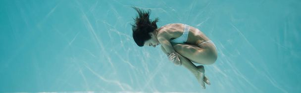 мирная молодая женщина в белых купальниках плавает в бассейне, баннер - Фото, изображение