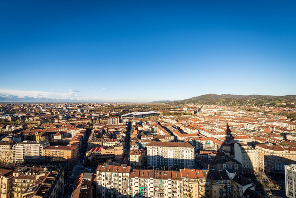 Veduta aerea della città di Torino (Torino) dalla Mole Antonelliana con le Alpi italiane all'orizzonte, Piemonte, Italia, Europa. - Foto, immagini