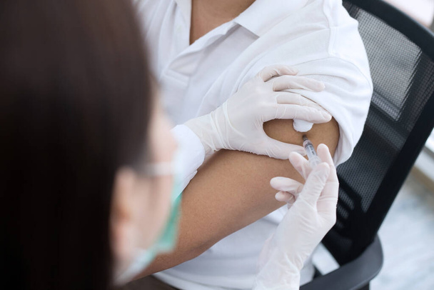 Medisch personeel werd voor COVID-19 gevaccineerd om de gezondheid te beschermen tegen ziekten als bescherming van de gezondheid. - Foto, afbeelding