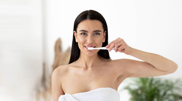 Soins dentaires, procédure de routine pour la cavité buccale à la maison - Photo, image