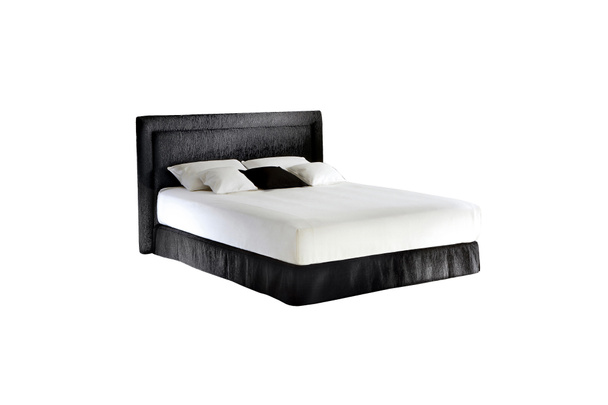 Modern ágy takaróval és párnákkal elszigetelt fehér - Fotó, kép