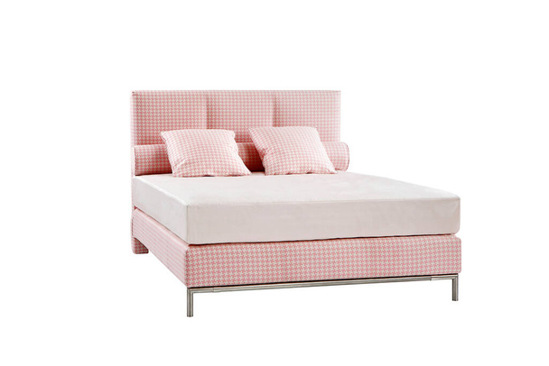 Battaniyeli ve beyaz yastıklı modern yatak - Fotoğraf, Görsel