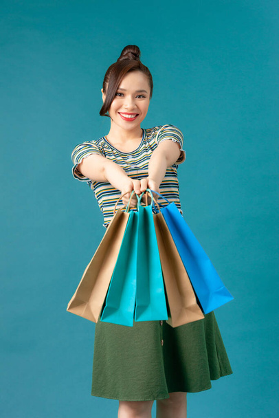 Frau mit farbiger Einkaufstasche - Foto, Bild