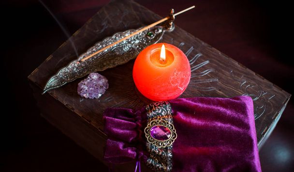 Wróżka, czarownice na stole, świece i przedmioty wróżenia. Koncepcja wróżbiarstwa, astrologii i ezoteryzmu - Zdjęcie, obraz