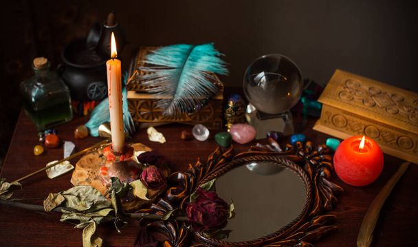 占い師、テーブルの上の魔女のもの、キャンドルや占いオブジェクト。占い、占星術、美学の概念 - 写真・画像
