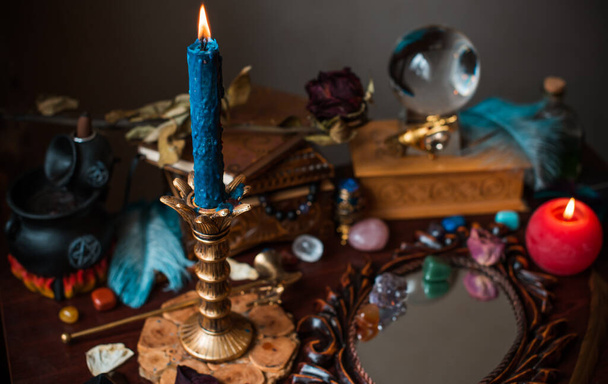 Uma vidente, coisas de bruxas numa mesa, velas e objectos de adivinhação. O conceito de adivinhação, astrologia e esoterismo - Foto, Imagem