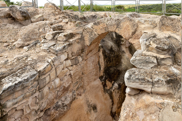 Las excavaciones de la entrada de la cueva económica columbario un palomar cerca de las excavaciones de la antigua ciudad de Maresha en Beit Guvrin, cerca de Kiryat Gat, en Israel - Foto, imagen
